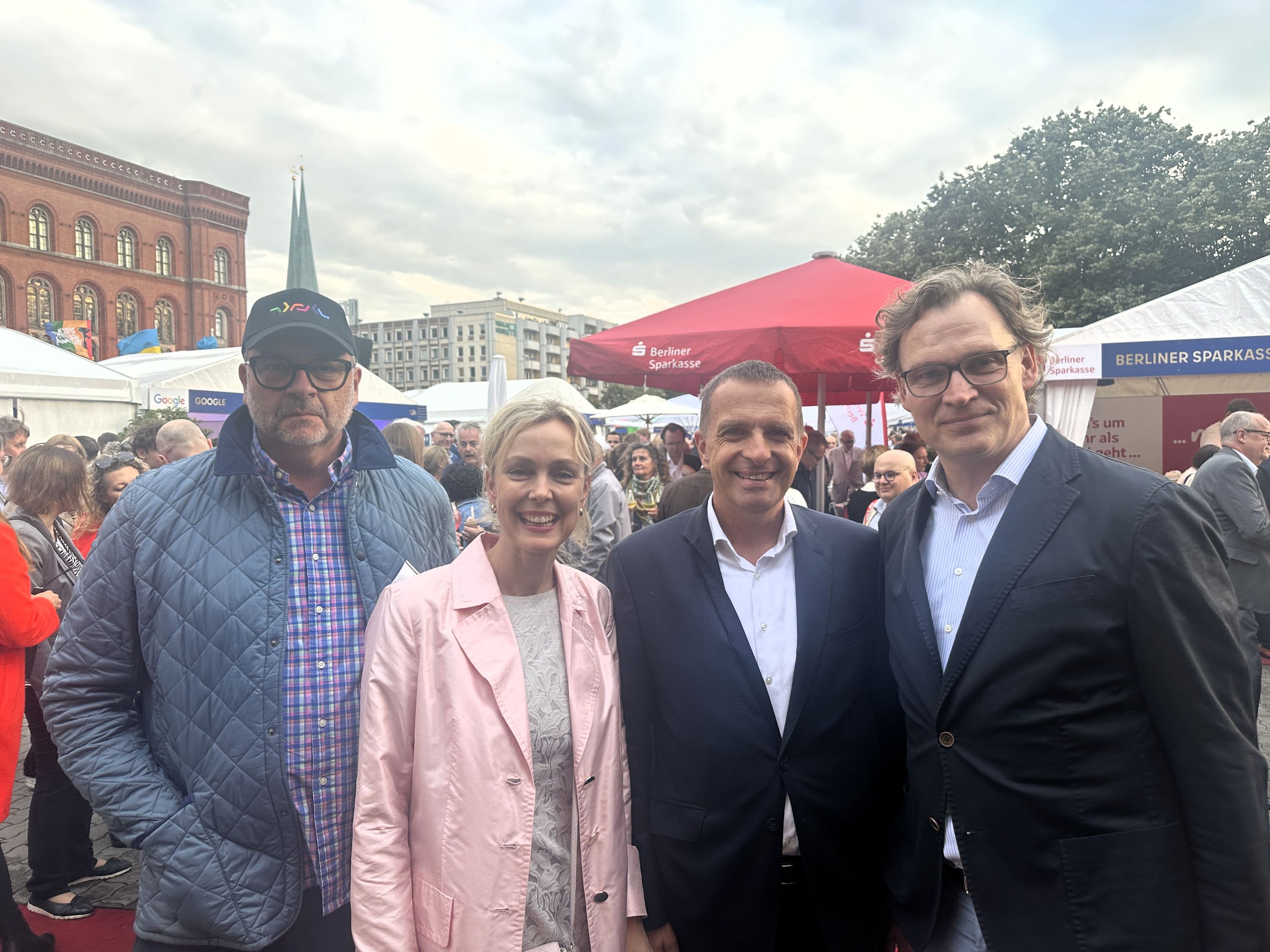 v.l. Bernhard Hildebrand von der Urban Tech Republic, Manja Schreiner, Hauptgeschäftsführerin der IHK Berlin, Steffen Jüstel, Managing Director Development Deutschland bei ZEITGEIST Asset Management, und Christian Niehoff, geschäftsführender Gesellschafter der BOHNZIRLEWAGEN GmbH, beim Berliner Hoffest 2026 | BERLINboxx